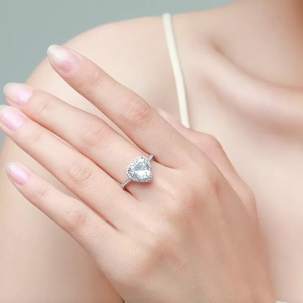 925 Sterling Silver Romantic Sparkling Clear Cubic Zirconia Heart Ring - Picture 2 of 6